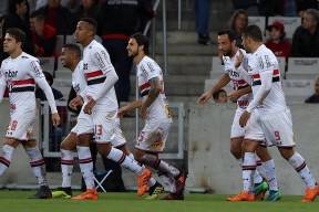 壹号-摔跤杯赛上演强强对话，塞北犀牛队淘汰对手燕山飞鹰队，战术调整见效；保级形势悄然变化的简单介绍