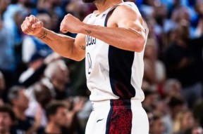 壹号娱乐-库里在塞尔维亚队比赛中重返赛场，重要助攻引发热议！赢得满堂喝彩的简单介绍