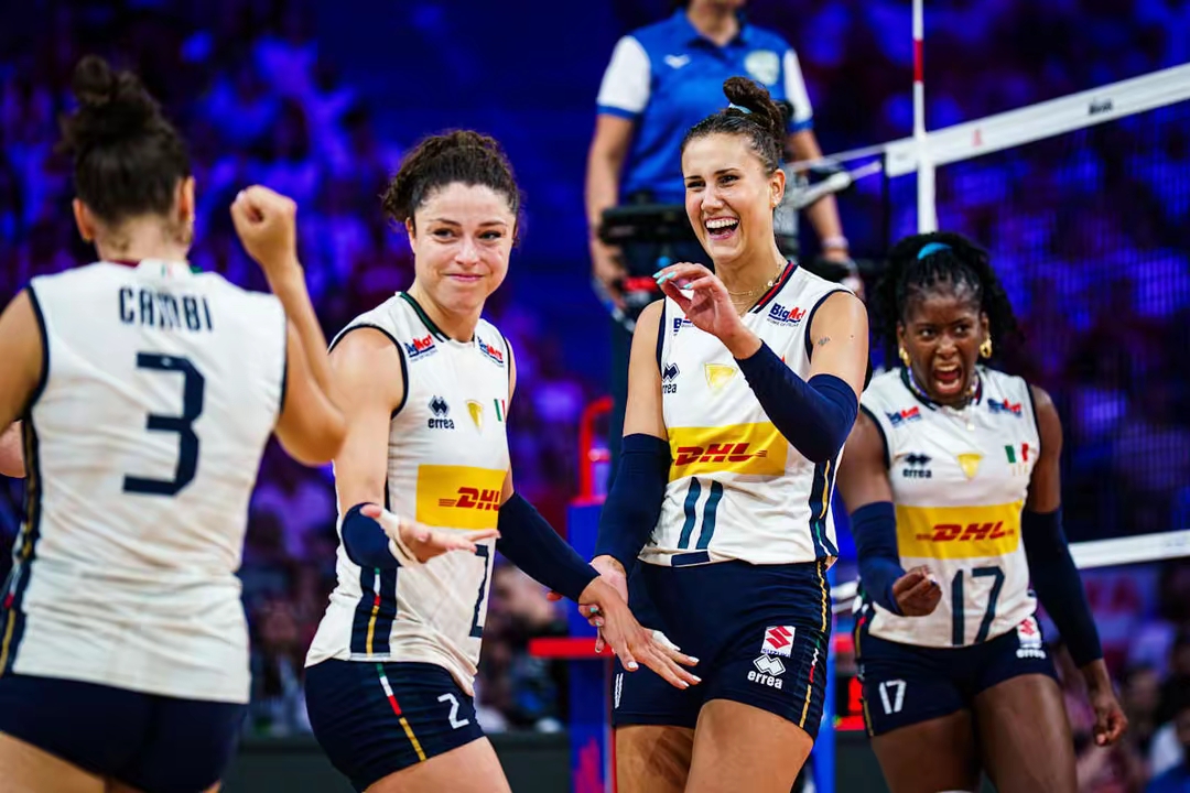 包含冲浪联赛焦点战：中原迅豹队翻盘东海巨龙队，外线火力全开。快速转换撕裂防线的词条